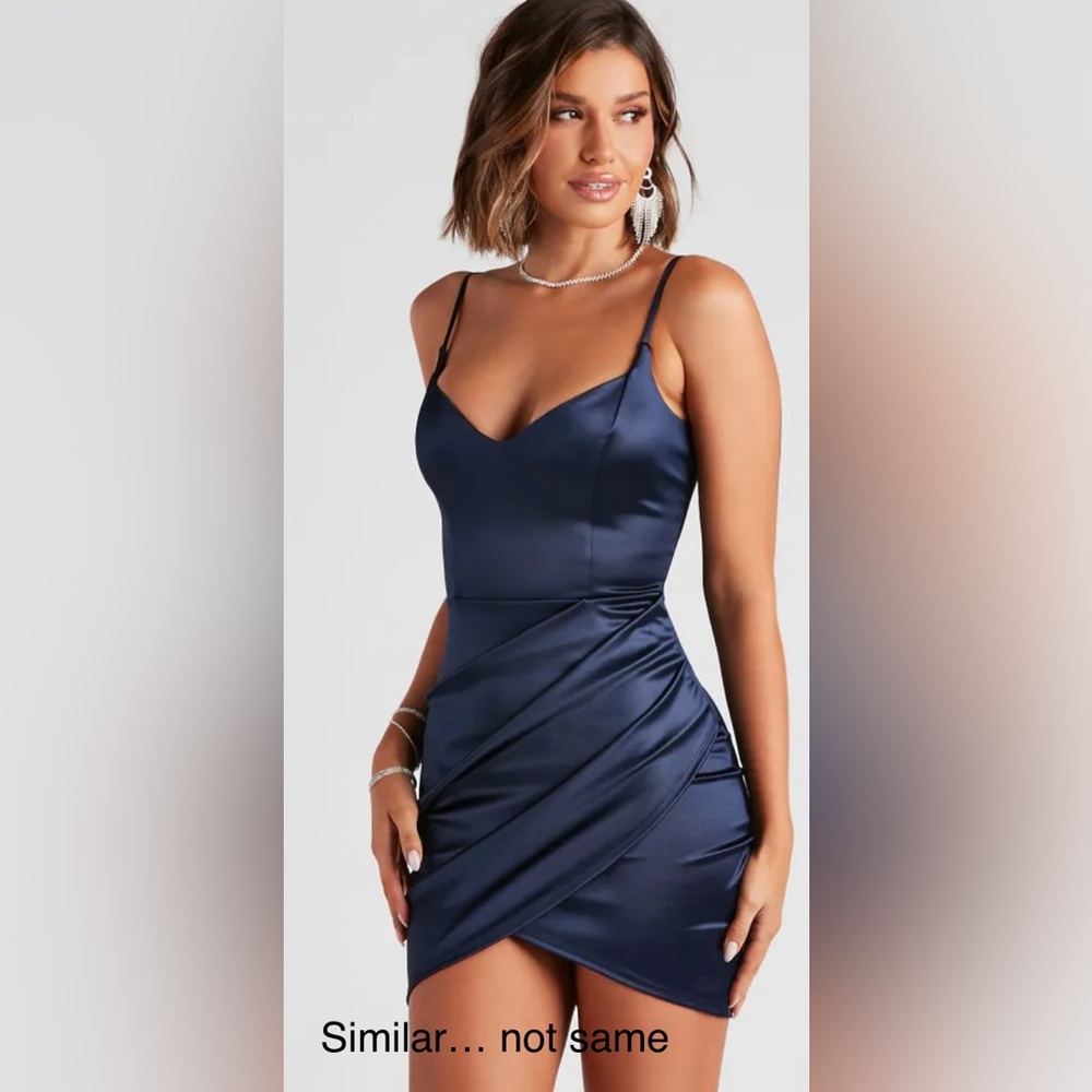 Windsor gorgeous green silky satin type material size L (10-12) missing tags